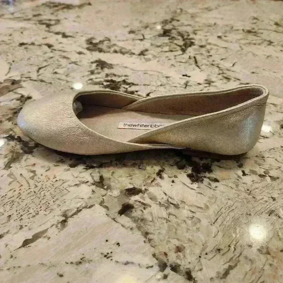 The White Ribbon White Gold Thea Soft Leather Ballet Flat $161 NEW Without Box - Picture 4 of 7